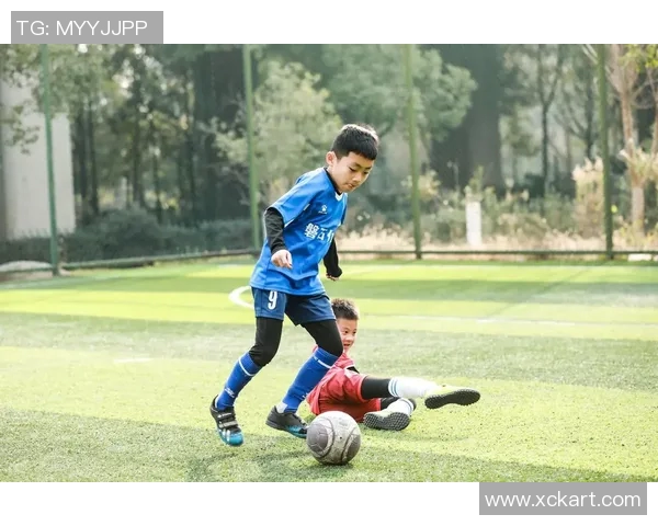 足球明星亲脸瞬间大集合展现球场魅力与个人风采的精彩瞬间